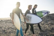Männer bereiten sich auf das Surfen vor — Stockfoto