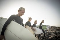Мужчины готовятся к серфингу — стоковое фото