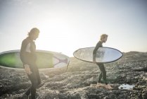 Двое мужчин готовятся к серфингу — стоковое фото