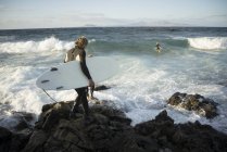 Hombres preparándose para surfear - foto de stock