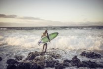 Homem de terno molhado se preparando para surfar — Fotografia de Stock