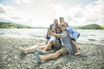 Família tomando selfie na costa — Fotografia de Stock
