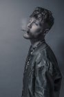 Uomo barbuto fumare sigaretta — Foto stock