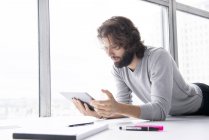 Mann macht sich Notizen am Tablet-Computer — Stockfoto