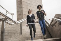 Couple limbering jusqu'à avant jogging — Photo de stock