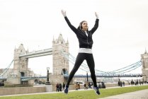Donna limbering fino per jogging — Foto stock