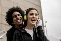 Couple listening to music — Stock Photo