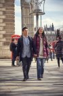 Молодая пара, идущая по Лондонской улице — стоковое фото