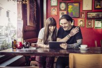 Paar schaut Film auf digitalem Tablet — Stockfoto