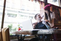Casal trabalhando no laptop no café — Fotografia de Stock
