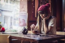 Женщина сидит за столом в кафе — стоковое фото