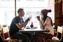 Пара пьет чай в кафе — стоковое фото