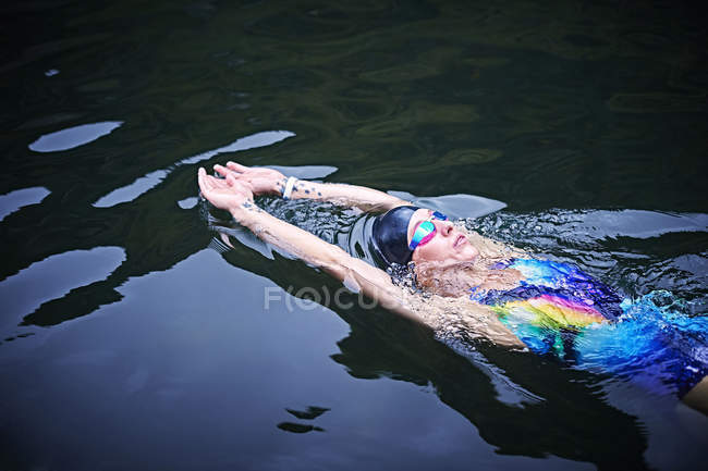 Woman swimming in outside pool — Stock Photo