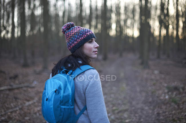 Mulher em passeio rural em bosques — Fotografia de Stock