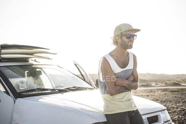 Чоловічий серфер стоїть на машині — стокове фото