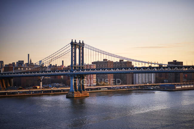Vista del puente de Manhattan desde la pasarela - foto de stock