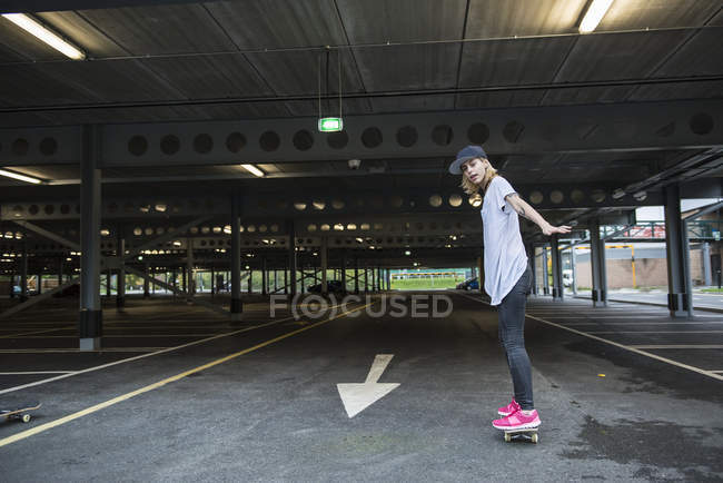 Chica skater divertirse con monopatín - foto de stock