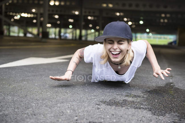 Skater girl having fun with skateboard — Stock Photo
