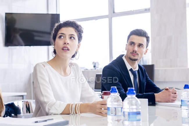 Деловые люди, имеющие встречу в офисе — стоковое фото