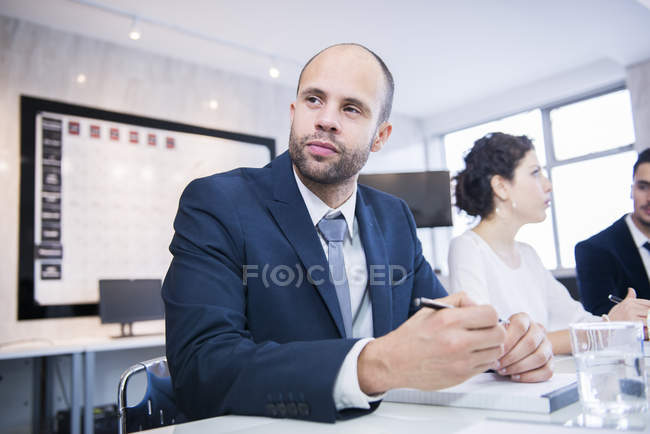 Les gens d'affaires ayant une réunion au bureau — Photo de stock
