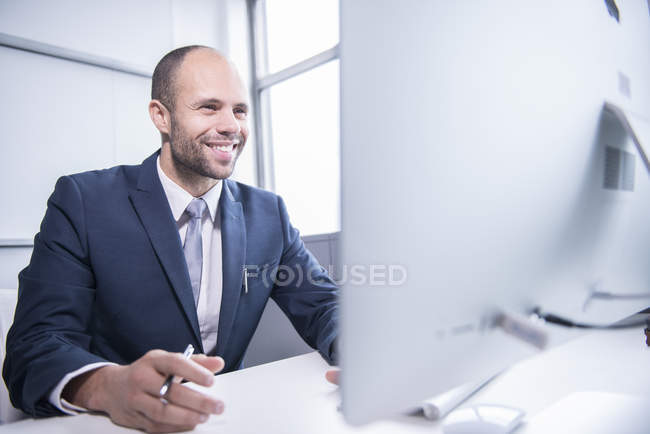 Empresario trabajando en computadora - foto de stock