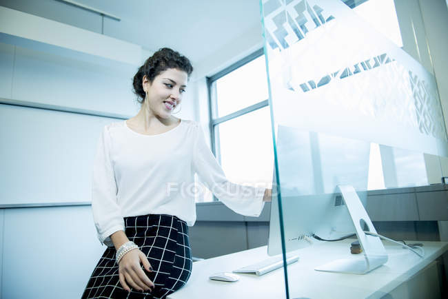 Femme d'affaires travaillant sur ordinateur — Photo de stock