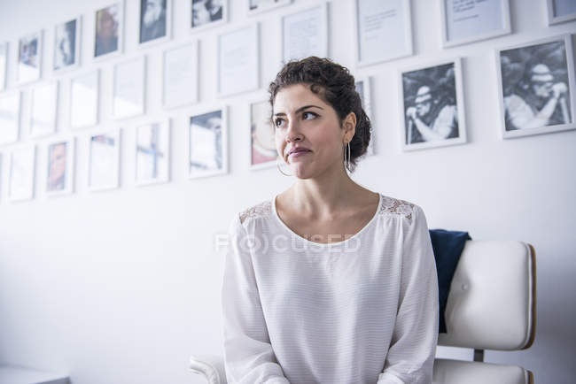 Geschäftsfrau sitzt bei Besprechung im Büro — Stockfoto