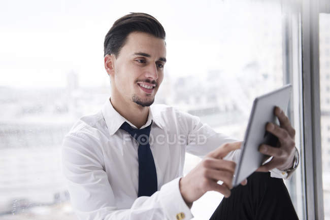 Homme d'affaires utilisant la tablette — Photo de stock