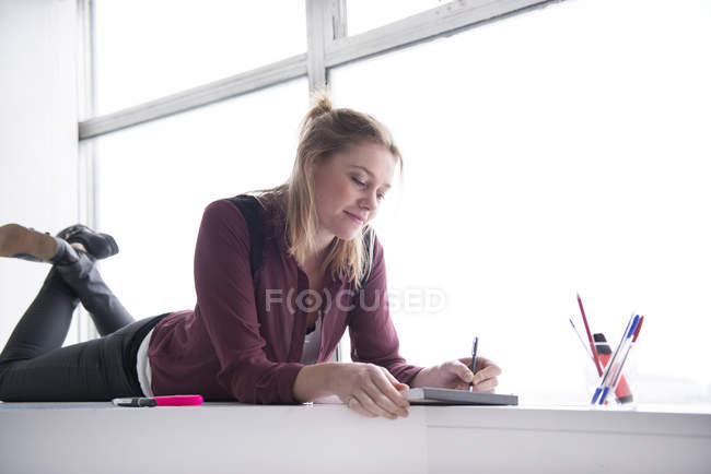 Бізнес-леді робить нотатки на майданчику — стокове фото