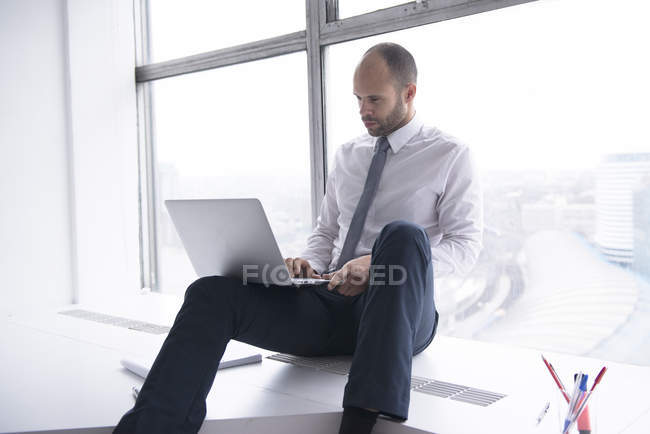 Homme d'affaires travaillant sur ordinateur portable — Photo de stock