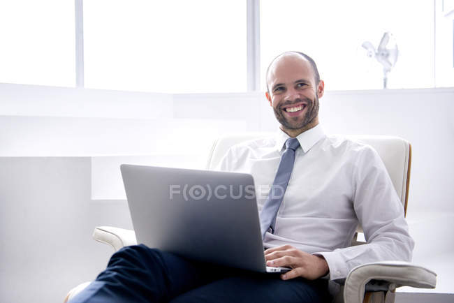 Uomo d'affari che lavora su laptop — Foto stock