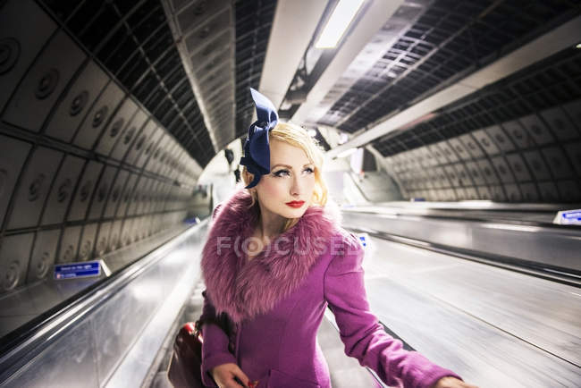 Frau auf U-Bahn-Rolltreppe — Stockfoto