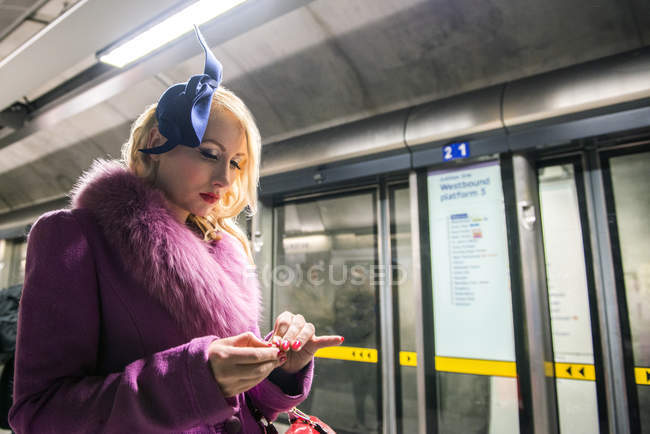 Frau steht auf einer U-Bahn-Plattform — Stockfoto