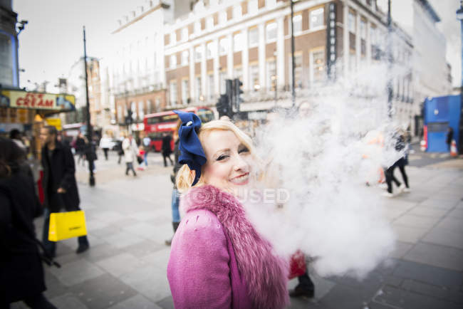 Frau raucht Zigarette auf der Straße — Stockfoto