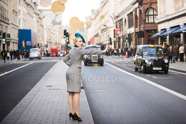 Frau rammt Taxi auf der Königstraße — Stockfoto