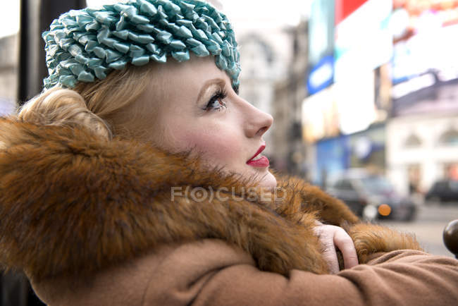 Frau steht an Geländer am Eingang zur U-Bahn-Station — Stockfoto