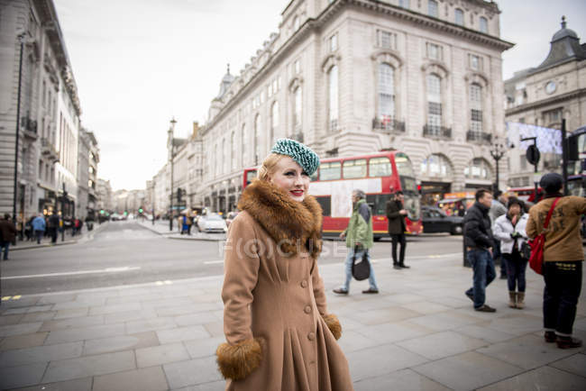 Mujer caminando por Piccadilly Circus - foto de stock
