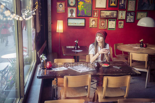 Жінка, сидячи в кафе — стокове фото