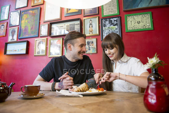 Paar genießt Essen — Stockfoto