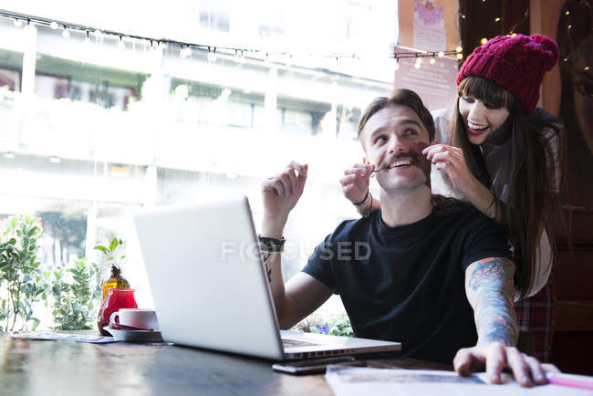 Paar arbeitet am Laptop — Stockfoto