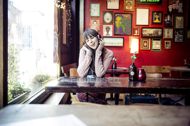 Женщина сидит в кофейне — стоковое фото