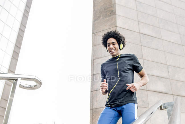Homme jogging sur les escaliers — Photo de stock