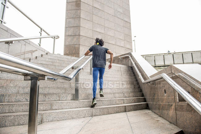 Uomo che corre sulle scale — Foto stock
