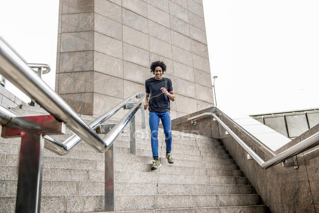 Mann joggt auf Treppe — Stockfoto