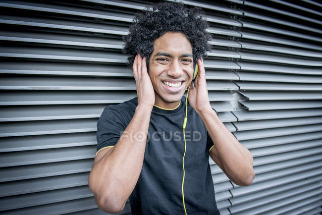 Человек слушает музыку через наушники — стоковое фото
