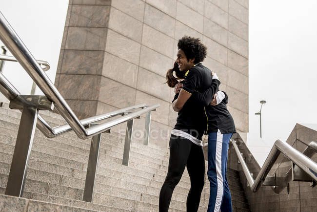 Paar umarmt sich vor dem Joggen — Stockfoto