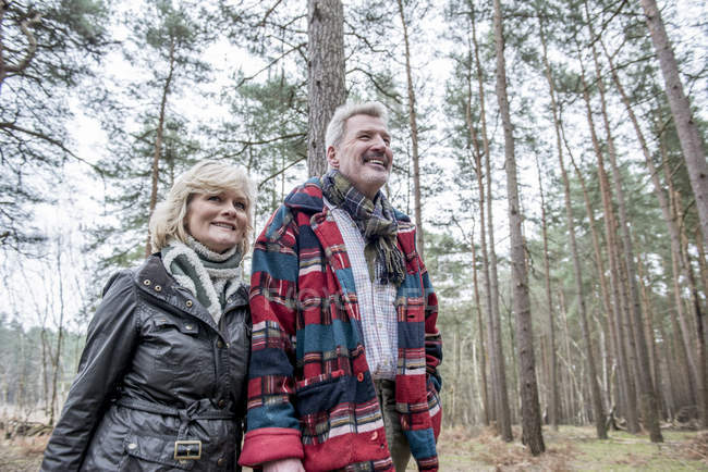 Couple jouissant d'une promenade dans les bois — Photo de stock