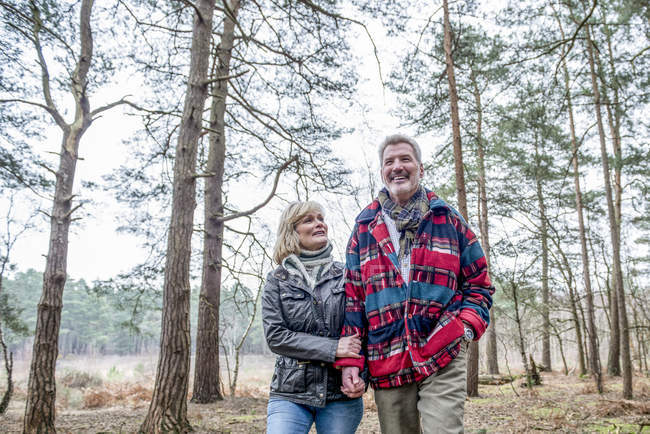 Paar genießt Spaziergang im Wald — Stockfoto