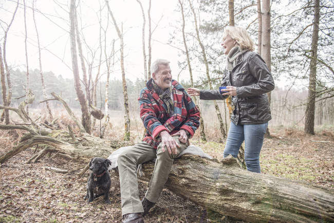 Casal desfrutando de pausa com cão — Fotografia de Stock