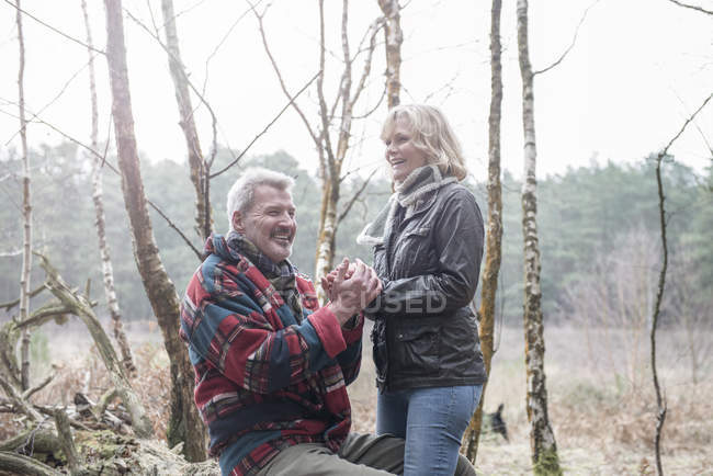 Пара развлекается во время прогулки по лесу — стоковое фото